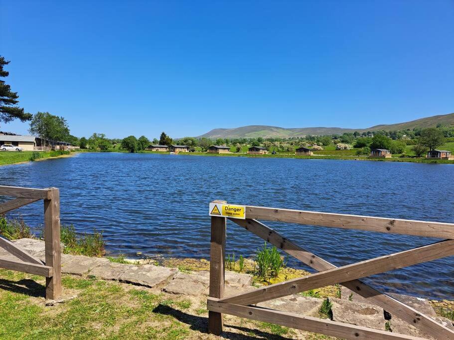 Diddly Squat Lodge With Hot Tub, Pendle View Holiday Park Clitheroe Εξωτερικό φωτογραφία