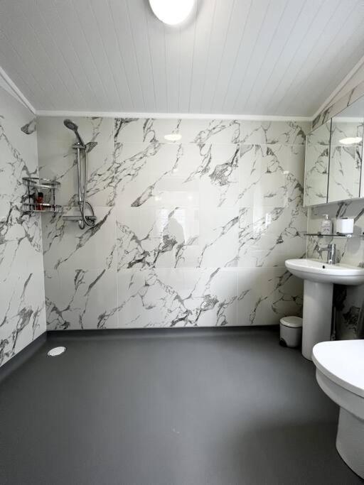 Diddly Squat Lodge With Hot Tub, Pendle View Holiday Park Clitheroe Εξωτερικό φωτογραφία
