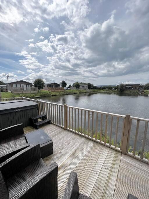 Diddly Squat Lodge With Hot Tub, Pendle View Holiday Park Clitheroe Εξωτερικό φωτογραφία