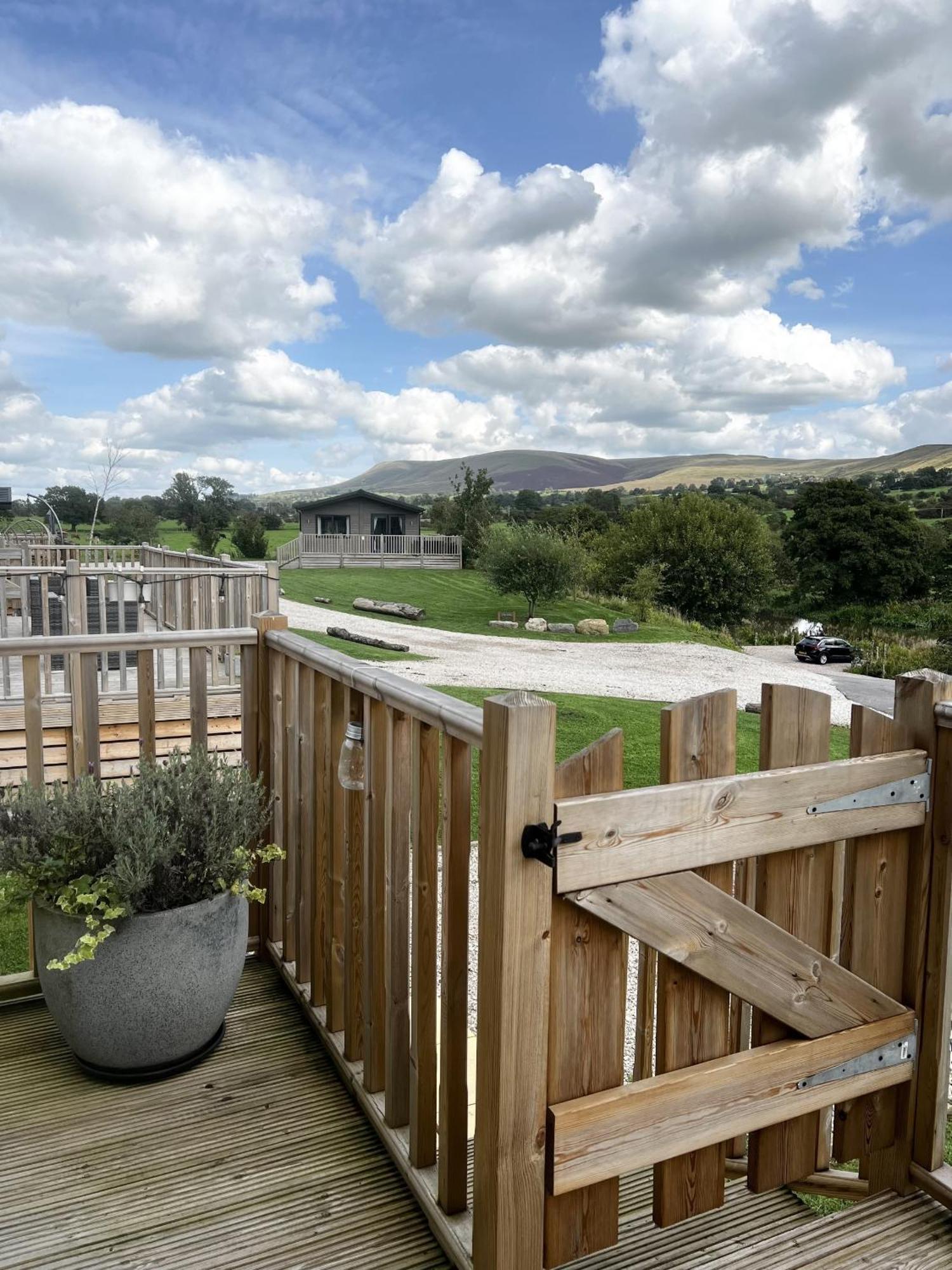 Diddly Squat Lodge With Hot Tub, Pendle View Holiday Park Clitheroe Εξωτερικό φωτογραφία